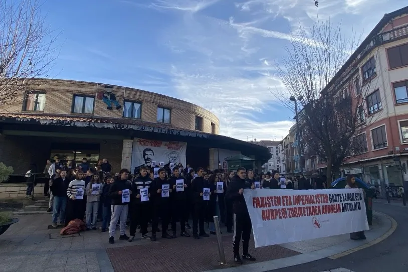 "Faxisten eta inperialisten aurpegi zuriketaren" kontra mobilizatu da gazte andana Gernikan