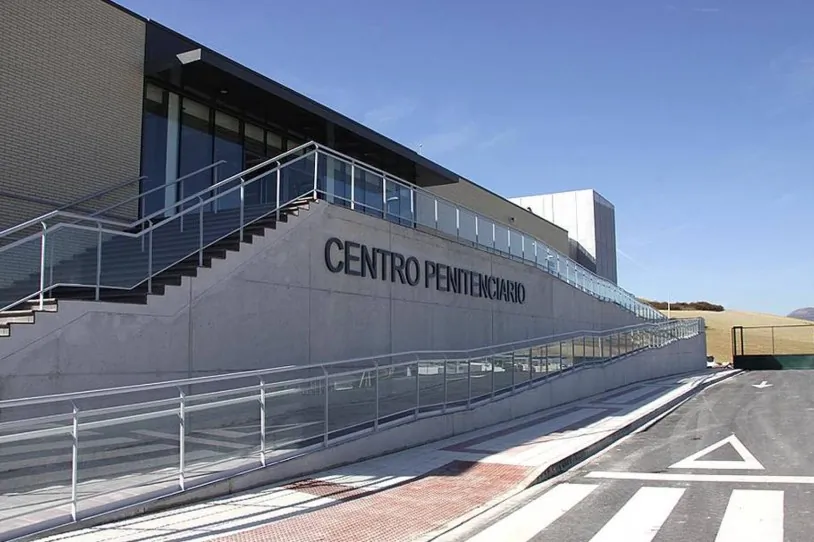 Beste pertsona bat hil da Iruñeko espetxean, mediku faltagatiko salaketen erdian