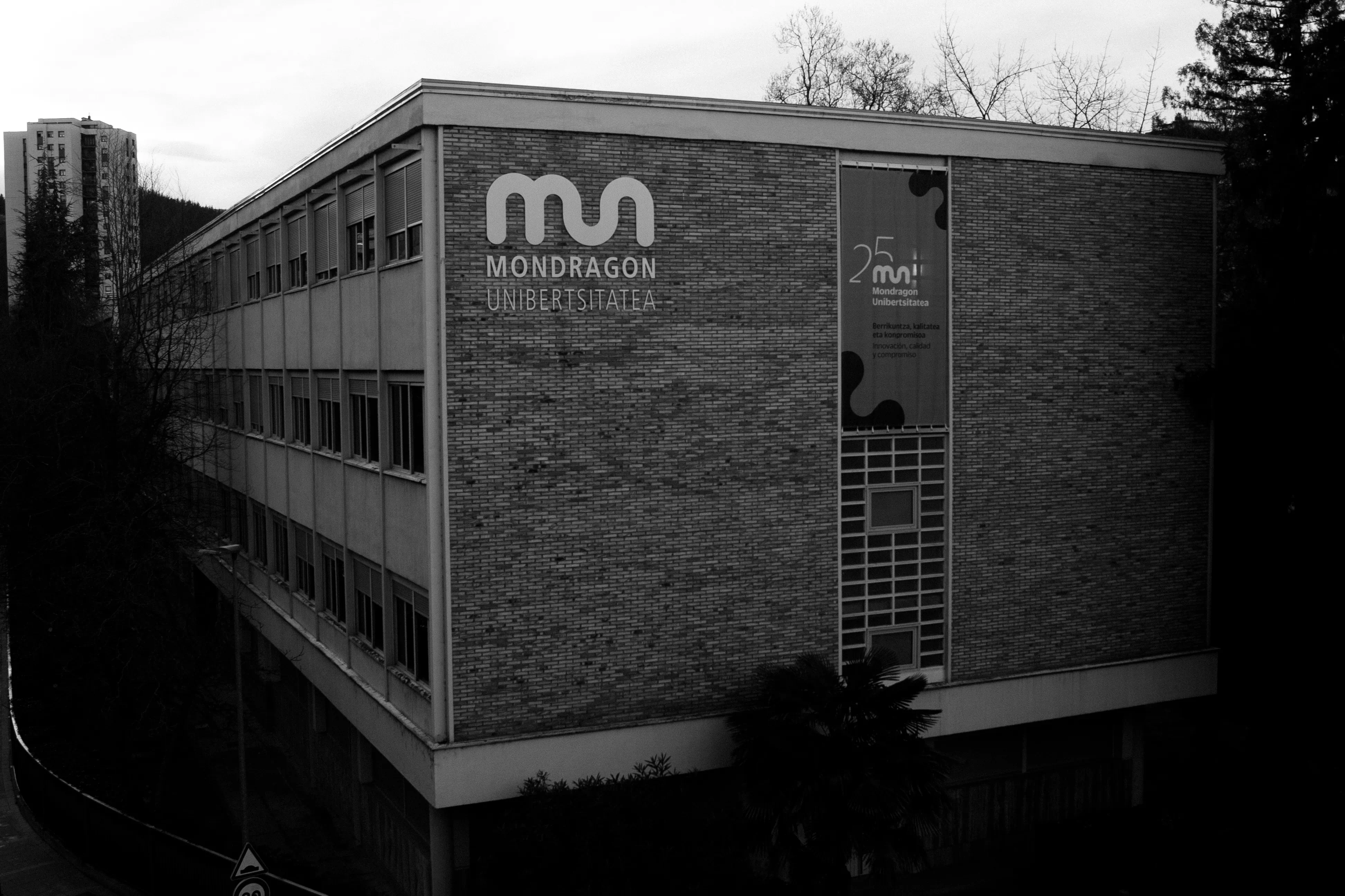 Mondragon Korporazioa: euskal kooperatibismoaren izarraren itzalak